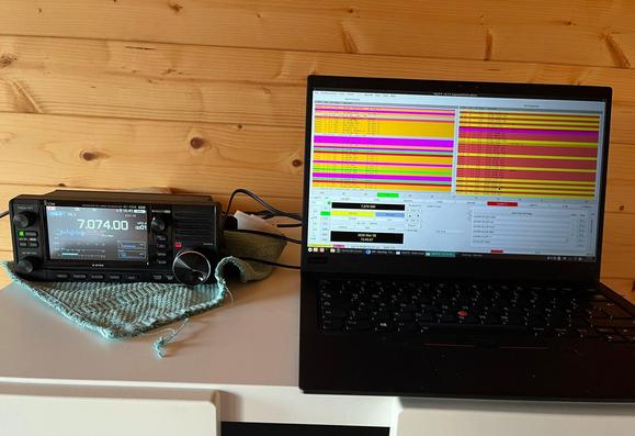 IC-705 in action on 40mtrs working FT-8